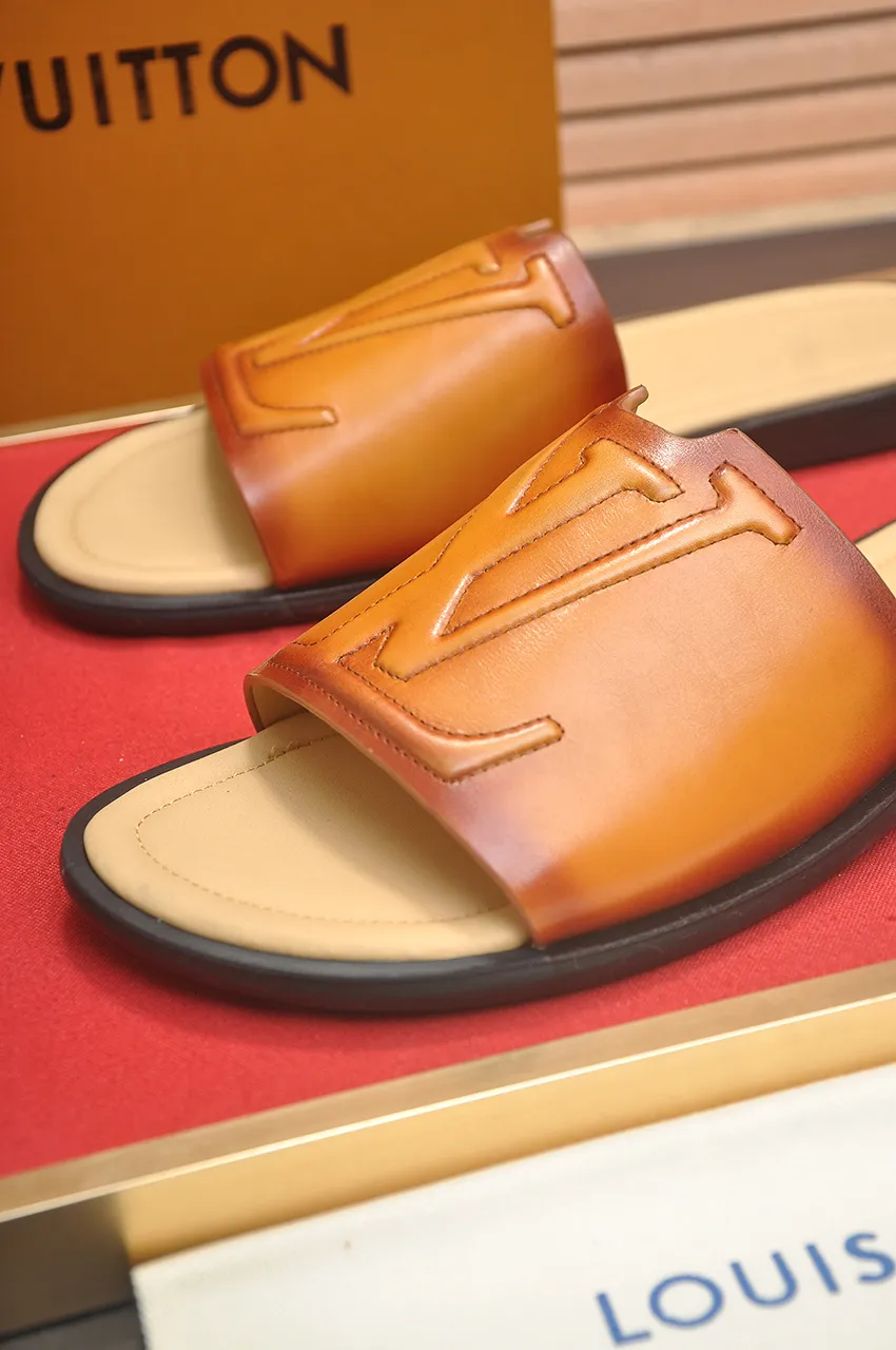 Men's shoes 💰360💶 [Louis Vuitton LV slippers] (high-end cowhide) counter 1:1 fashion style, a must-have for summer! The designer used LV’s iconic outsole. The original simple slippers instantly become fashionable! The upper is made of flexible special cowhide leather straps alternately, and the workmanship is exquisite! A must-have for stylish men in summer, size 38-46 (45 46 customized)